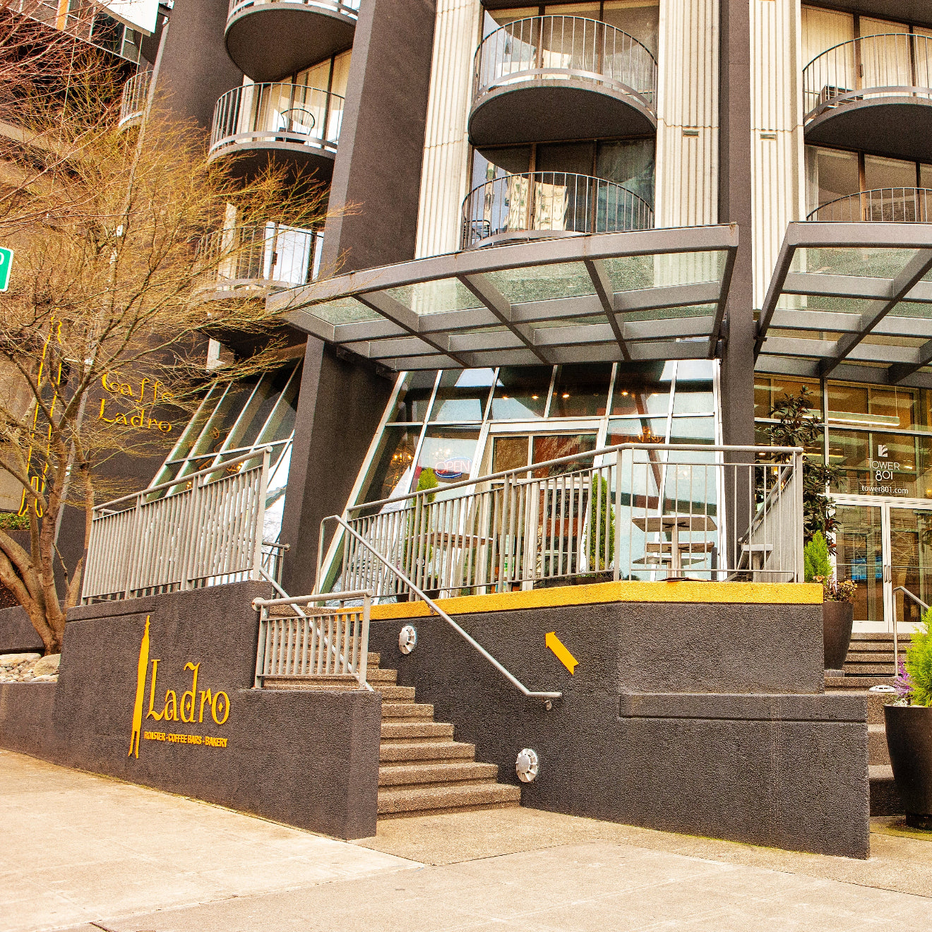 Caffe Ladro Pine exterior